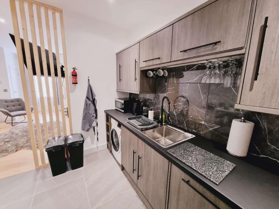 Lmk, Spacious 1 Bedroom Ground Floor Apartment, Ev Charger, Free Parking Wi-Fi, Great Location Belfast Exterior foto
