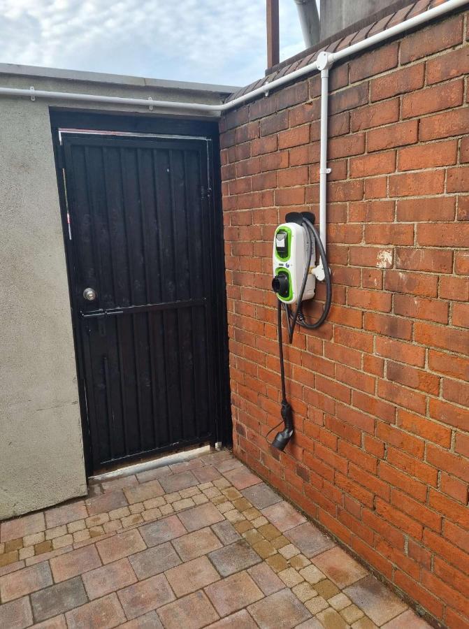Lmk, Spacious 1 Bedroom Ground Floor Apartment, Ev Charger, Free Parking Wi-Fi, Great Location Belfast Exterior foto